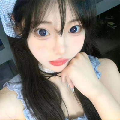 泳池里的女人